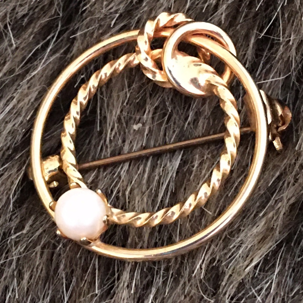 Vintage 80s gold tone rope style pearl pin brooch